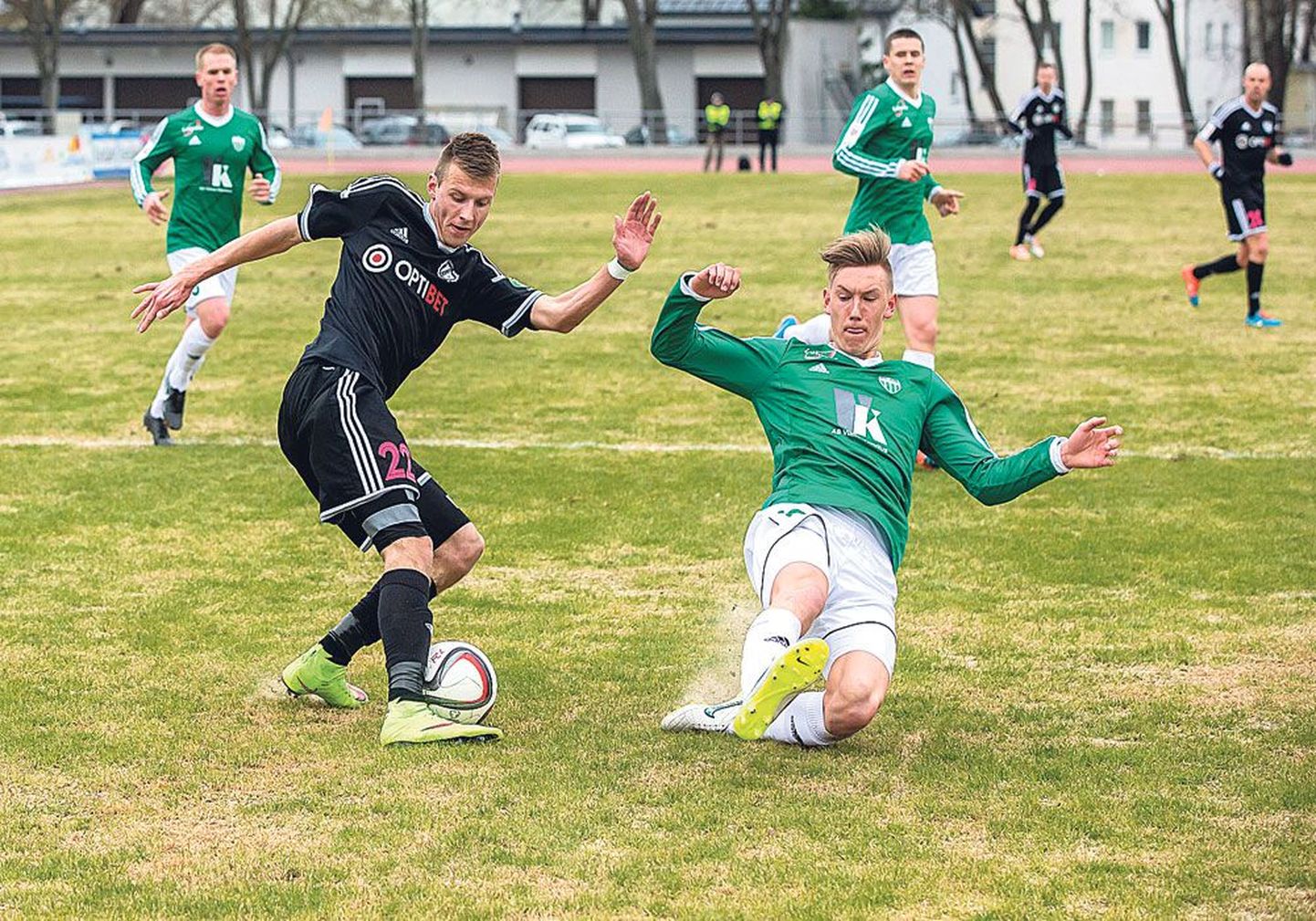Молодой футболист Nõmme Kalju Эрик Листманн (слева) реализовал свой шанс, доказав, что может играть в Эстонии на самом высоком уровне. Слева на фото выступающий за команду Levadia Расмус Пеэтсон.