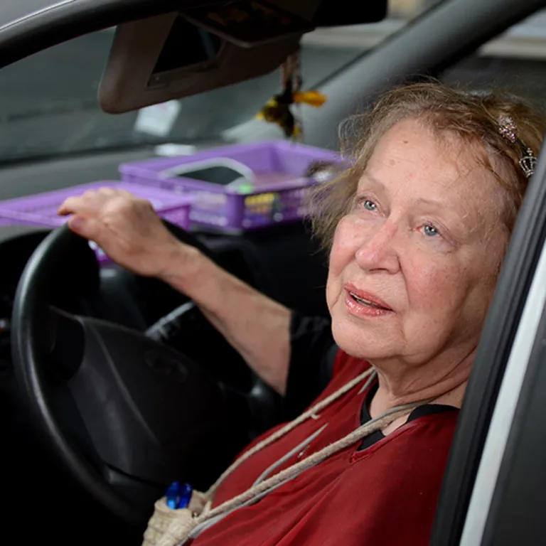 Jau 40 gadus slavenā latviešu aktrise Helga Dancberga vada automašīnu