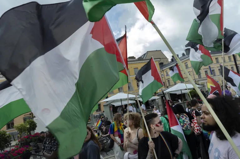 Участники прайда в Хельсинки подняли флаги Палестины, где за гомосексуализм положено уголовное наказание, 29 июня 2024 года.