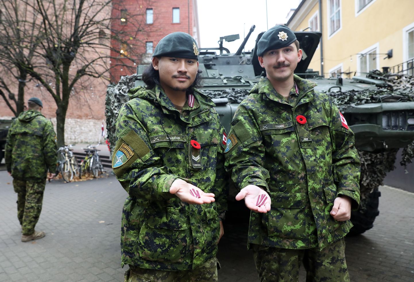 Kanādas bruņoto spēku karavīri piedalās pasākumā pie Latvijas Kara muzeja, kur tiek iedegts Neatkarības kara piemiņas ugunskurs, kas turpinās degt līdz Lāčplēša dienai.