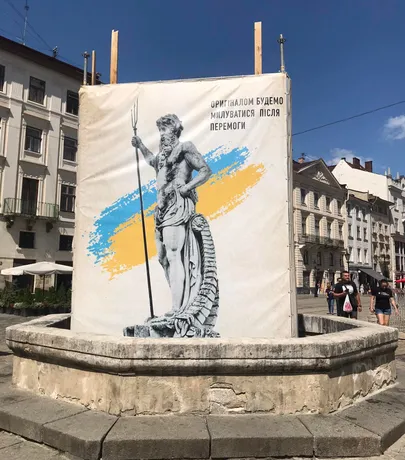 Pommide eest kaitstud purskkaev Lvivis.