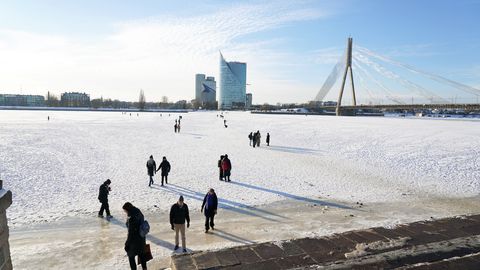 Brīvdienās vairāk nekā 200 cilvēku Rīgā pārkāpuši aizliegumu kāpt uz ledus