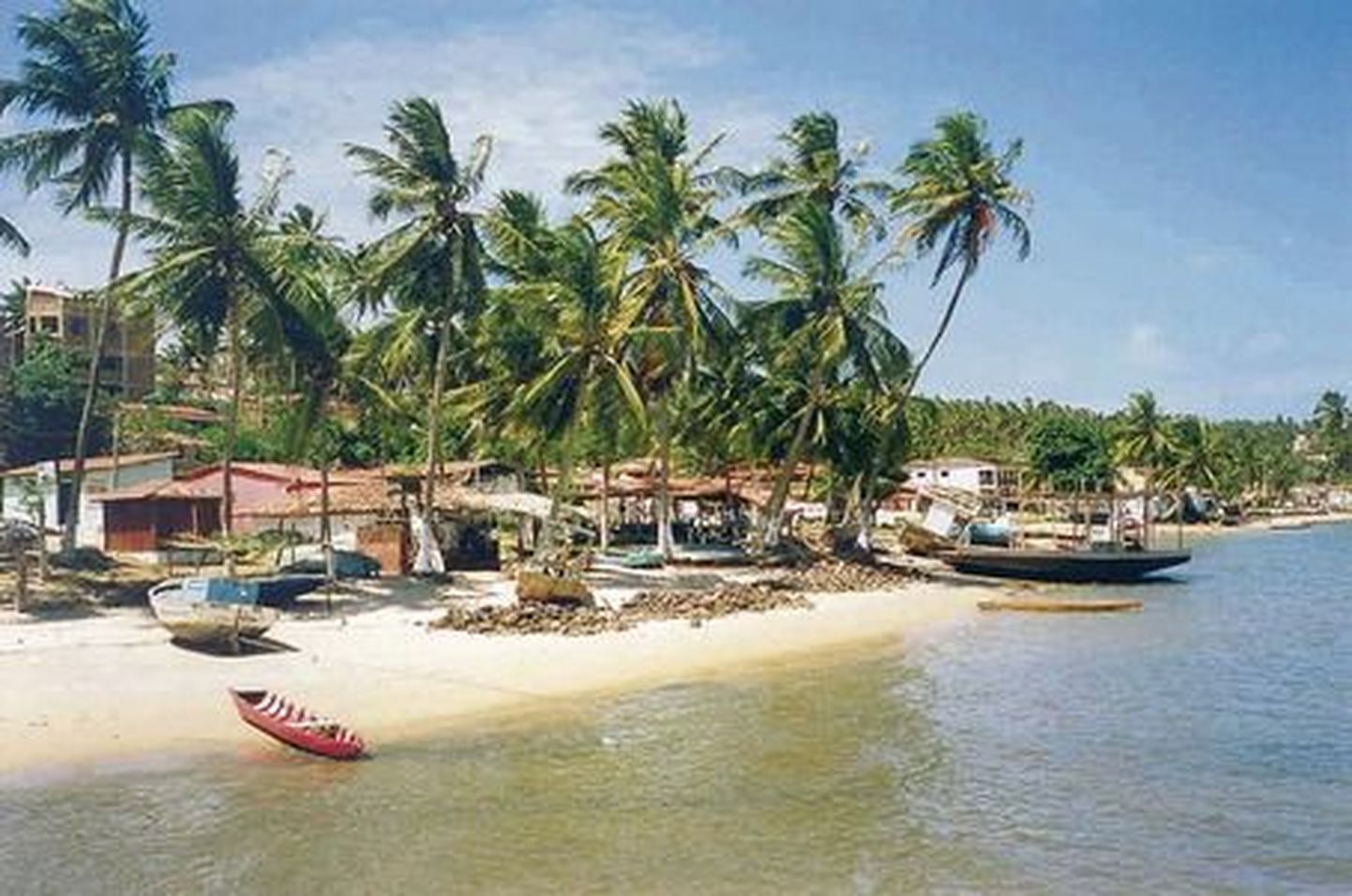 Cunhau kaluriküla paikneb Brasiilia kirderegioonis Urimatau jõe ääres. Tähelepanelikul silmitsemisel võib märgata, et palmidel ja paatidel on üsna olematu vari  päike paistab peaaegu seniidist.