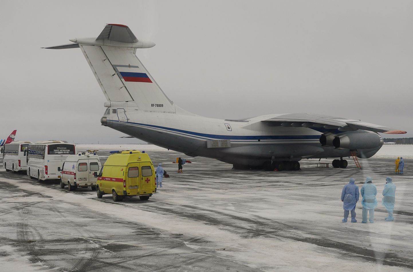 Эвакуированные из Китая граждане РФ остались в шоке от транспортировки на военно-транспортных самолетах в карантин в Тюмени.