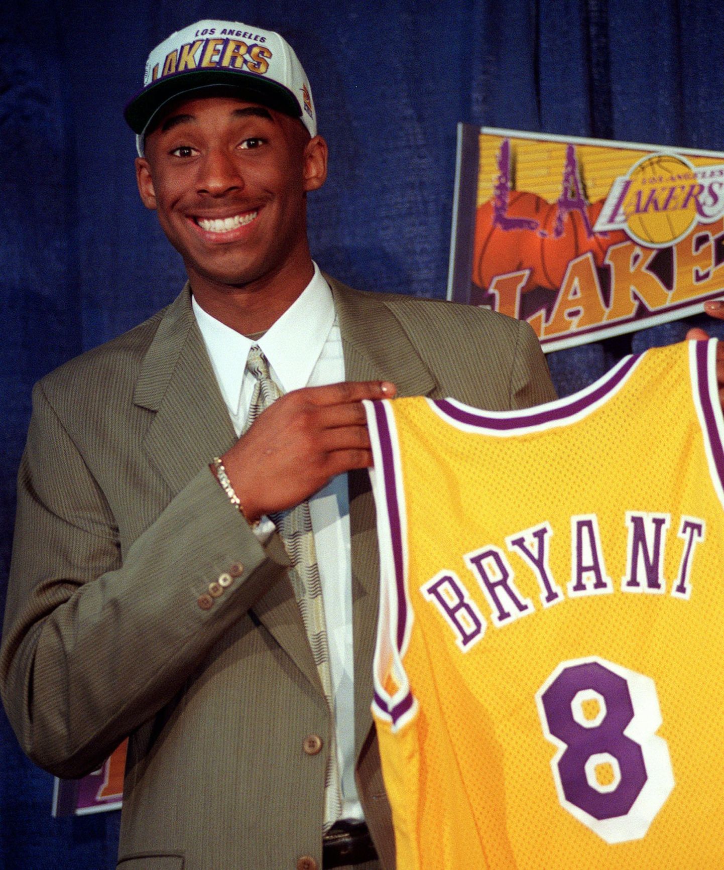 Kobe Bryant 17-aastaselt NBA-ga liitumas.