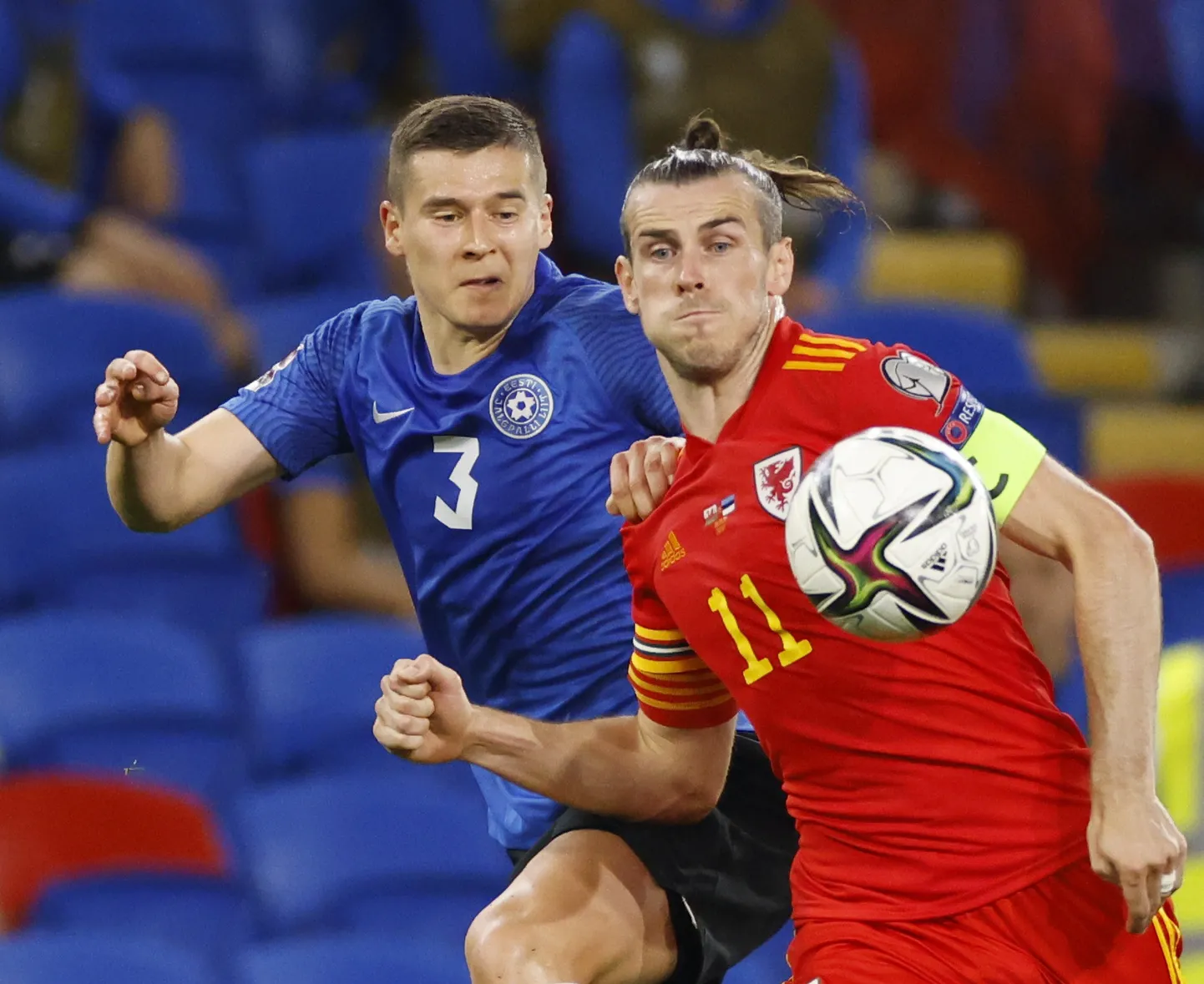 Artur Pikk (vasakul) Eesti koondise mänguvormis kohtumises Walesiga. Paremal jalgpallimaailma superstaar Gareth Bale.