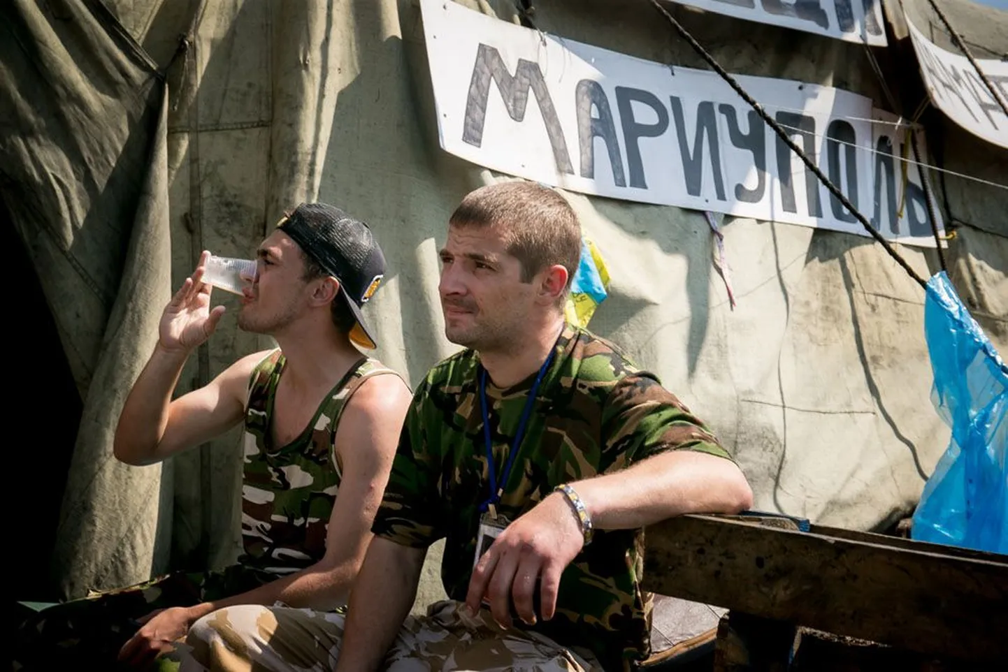 Mariupolist pärit Jevgeni (paremal) koos noorukiga, kes ütles enda nimeks Tarass Ševtšenko, eile Maidanil, seltsiks õlu.