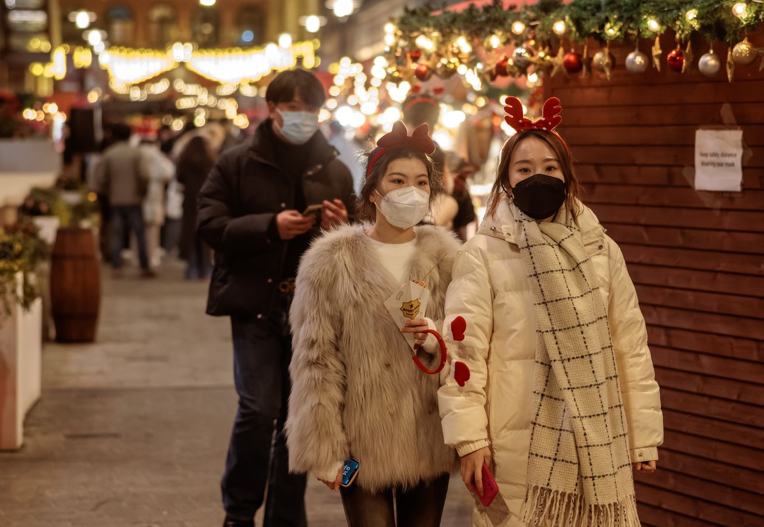 Näomaskides inimesed Shanghai jõuluturul jõululaupäeval.