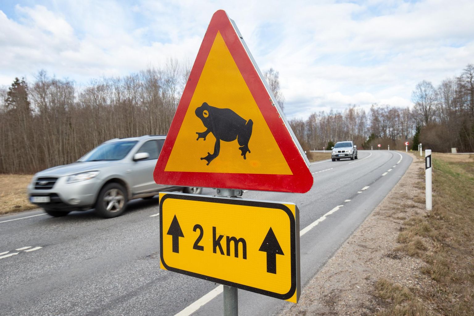 Viljandi ja Tartu vahel kulgeval maanteel on konnarände eest hoiatavad märgid üles pandud Valma ja Oiu küla juurde.