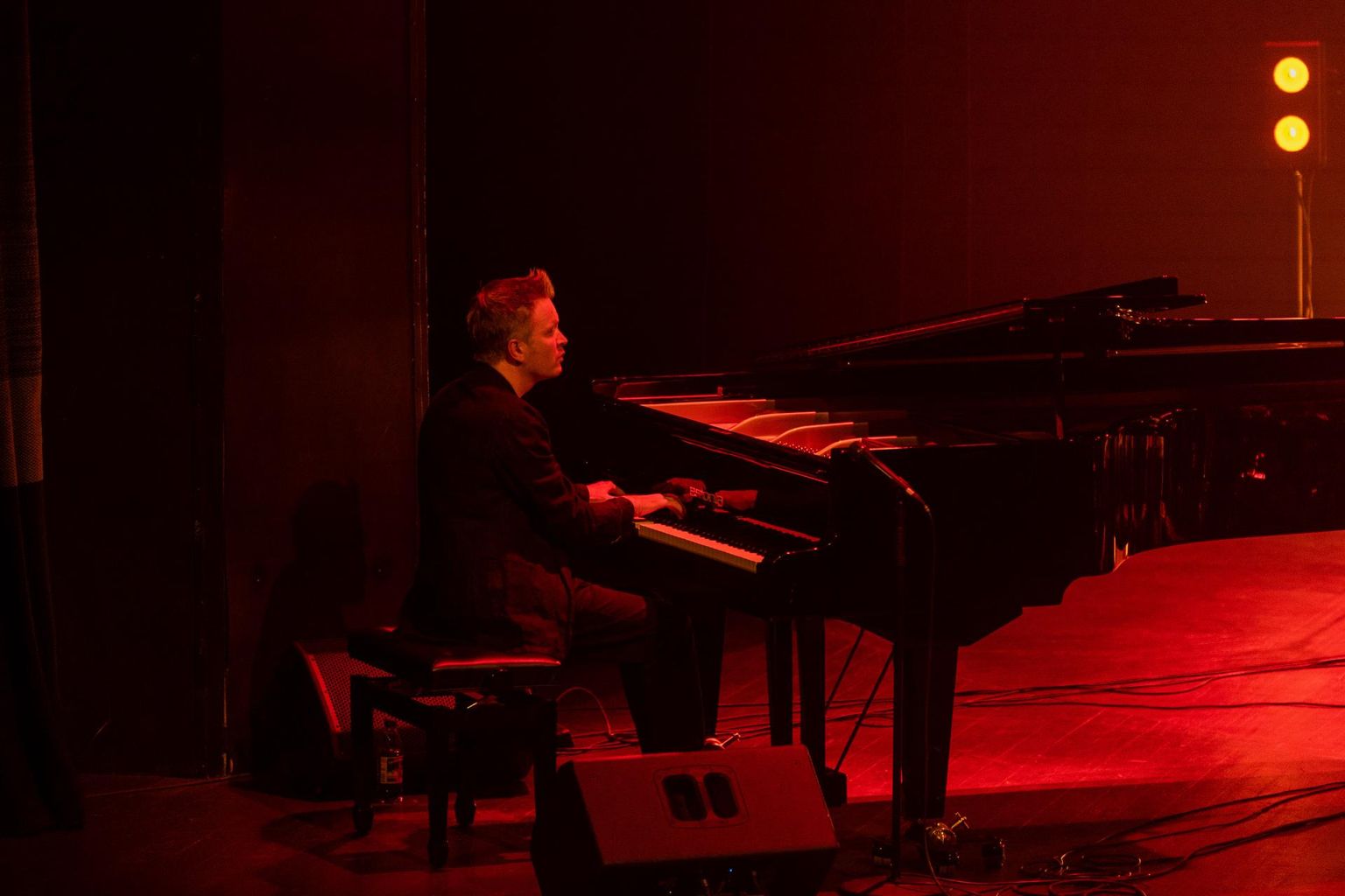Kristjan Randalu esinemas Paide Muusika- ja Teatrimajas.