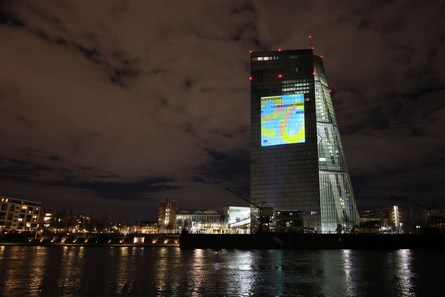 Euroopa Keskpanga peakorter 30. detsembril 2021 euro 20. aastapäeva  piduehtes.