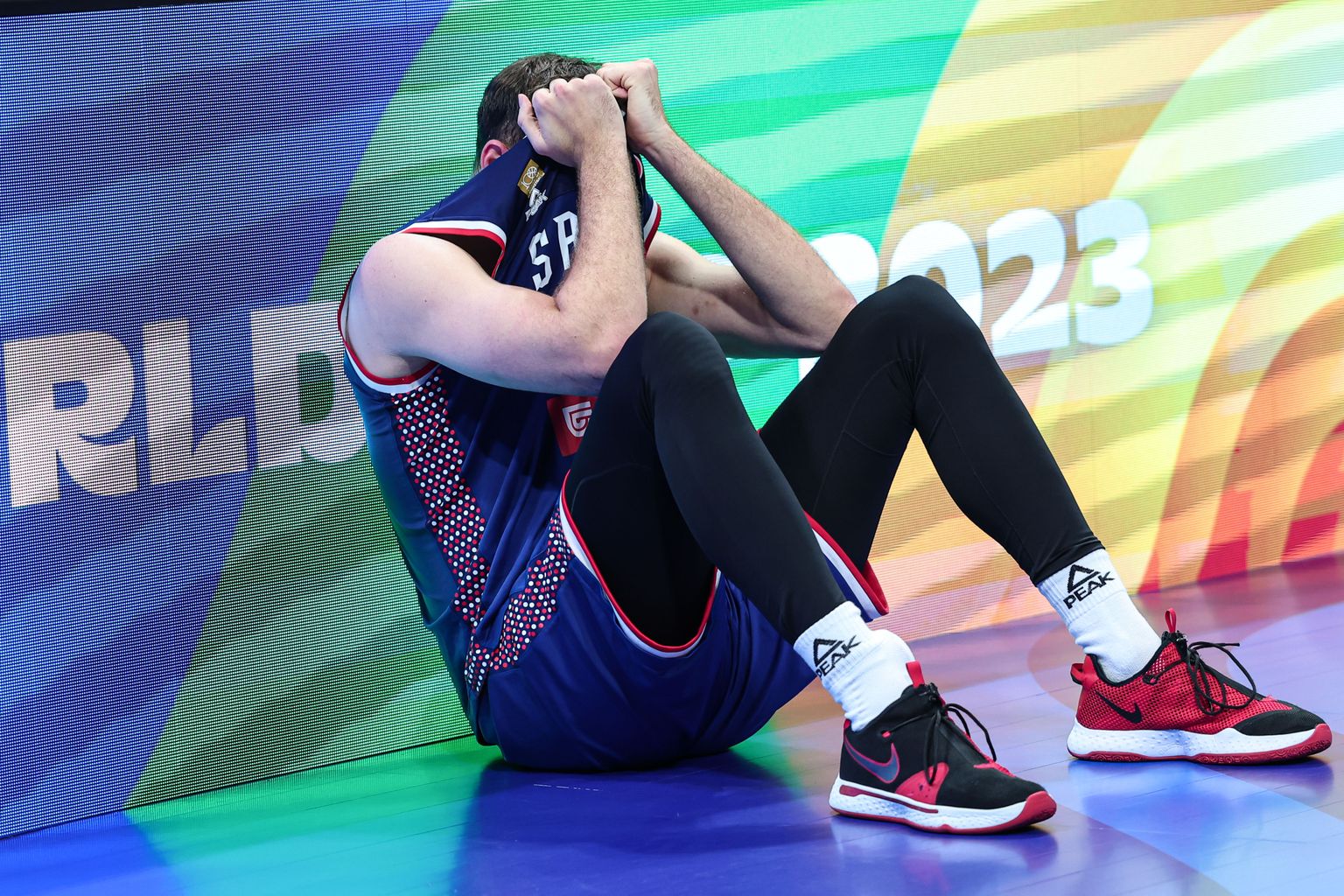 Баскетболист сборной Сербии Никола Милутинов после поражения своей команды на чемпионате мира.