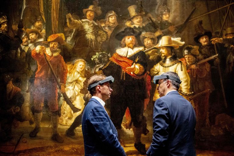 Rijksmuseumi juht Taco Dibbits (vasakul) ja muuseumit restaureerimisvärvidega varustava firma AkzoNobel tegevjuht Thierry Vanlancker seismas Rembrandti maali «Öine vahtkond» ees