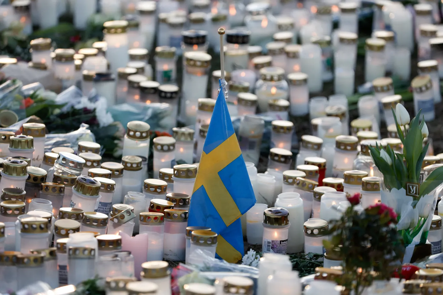 Massitulistamise mälestuspaik Örebros.