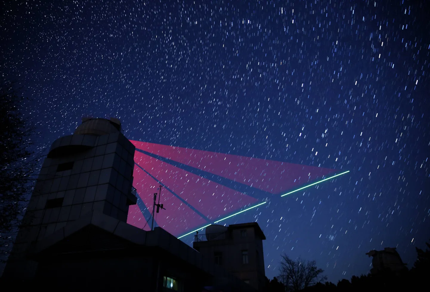 Hiina kosmoseorganisatsiooni avaldatud komposiitfotolt võib näha Miciuse satelliidi ja Hefei provintsis asuva Xinglongi uurimisjaama vahelist ühendust. Selle eksperimendiga murdsid Hiina teadased kvantpõimumise maailmarekordi, mõõtes ja määrates osakeste olekut kahes üksteisest 1200 kilomeetri kaugusel asuvas punktis.