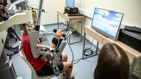 Käerobot Armeo Spring aitab neuroloogiliste häiretega lapsi. Käerobot Armeo Spring aitab neuroloogiliste häiretega lapsi.
