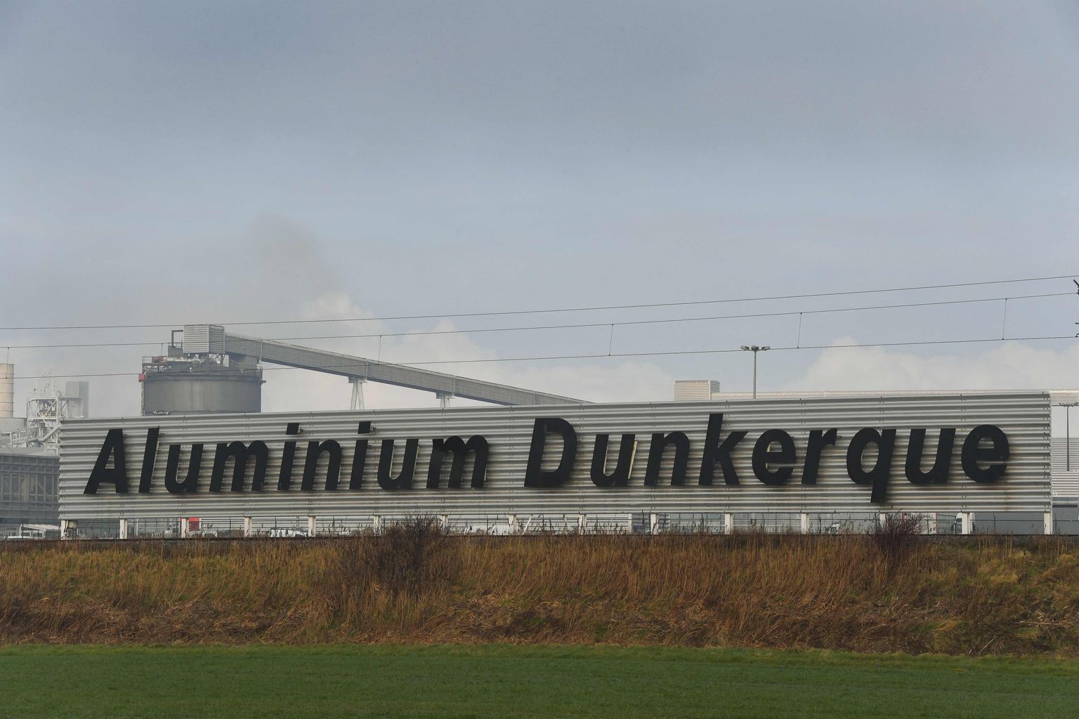 Krõbedate elektriarvete tõttu pidi Euroopa suurim alumiiniumitootja Aluminium Dunkerque detsembri alguses langetama tootmismahtu ligikaudu 3,7%.