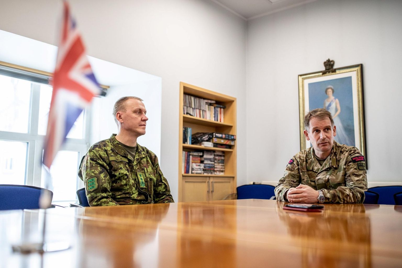 Kindralmajor Veiko-Vello Palm (vaskul) ja kindralmajor Jim Morris möödunud nädalal Tallinnas Briti saatkonnas. 