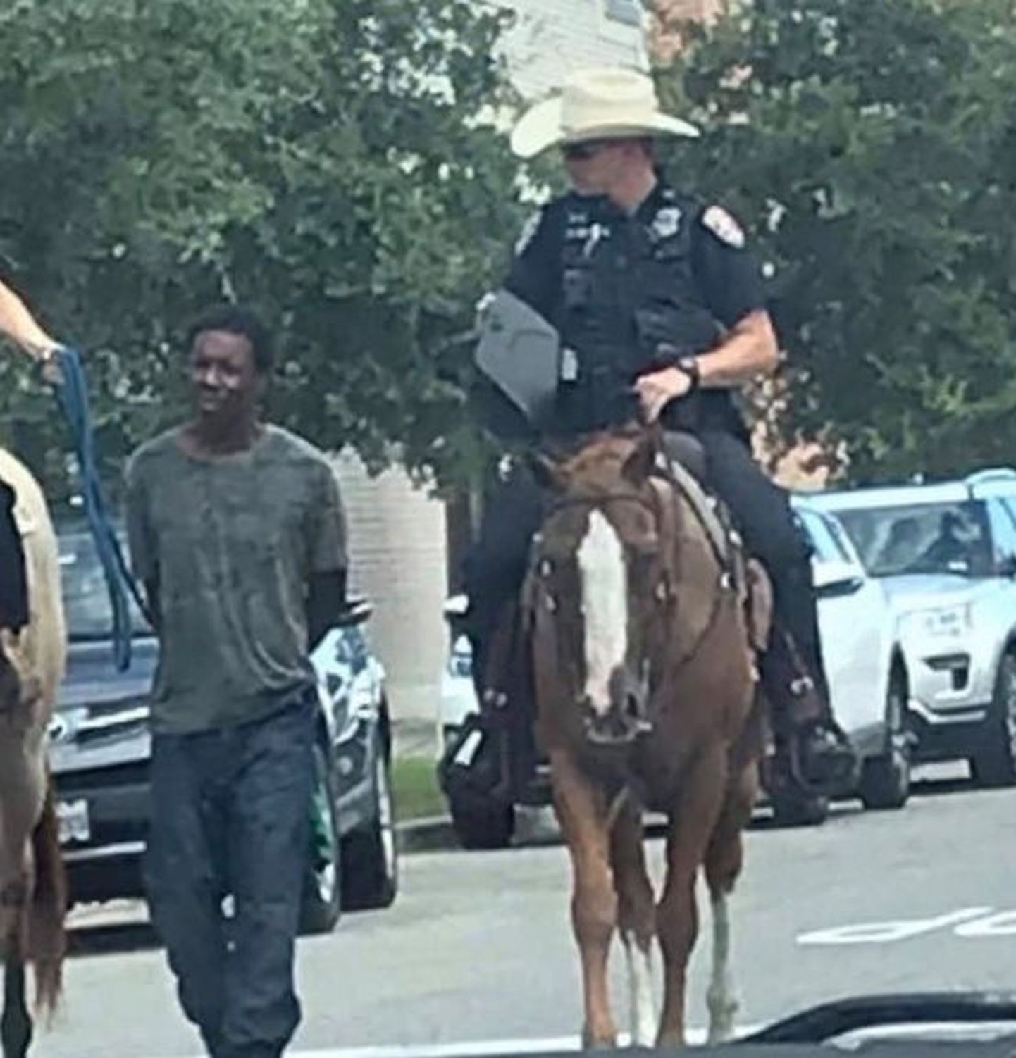 Texase osariigi Galvestoni linna politseinikud sidusid eramaale tungimises kahtlustatava laupäeval köie otsa ja transportisid teda läbi linna.