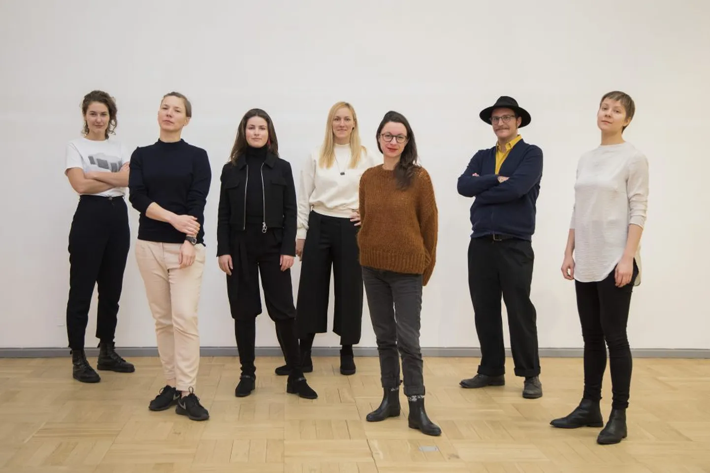 Tallinna Fotokuu tiim ja kuraatorid. Vasakult: kuraator Ingel Vaikla, kunstiline juht Laura Toots, kuraator Hanna Laura Kaljo, tegevjuht Kadri Laas, kuraator Heidi Ballet, kuraator Post Brothers ja koordinaator Sille Kima. Foto: Helen Melesk