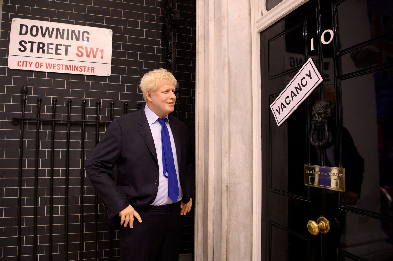 Madame Tussaudsi vahamuusemis olev Boris Johnsonit vahakuju Briti peaministri residentsi (Downing Street 10) ees sildiga vaba töökoht.