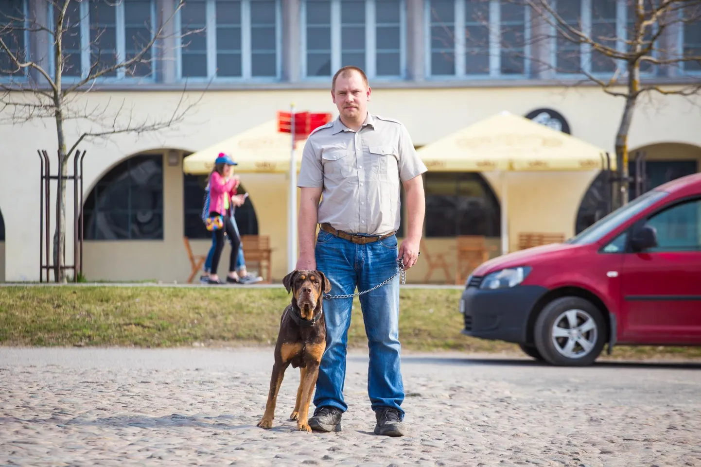 Loomapäästegrupi Lääne-Viru eestvedaja Erko Elmik koos oma kolmejalgse truu sõbra Champsiga, kes on päästetud halva loomapidaja käest.