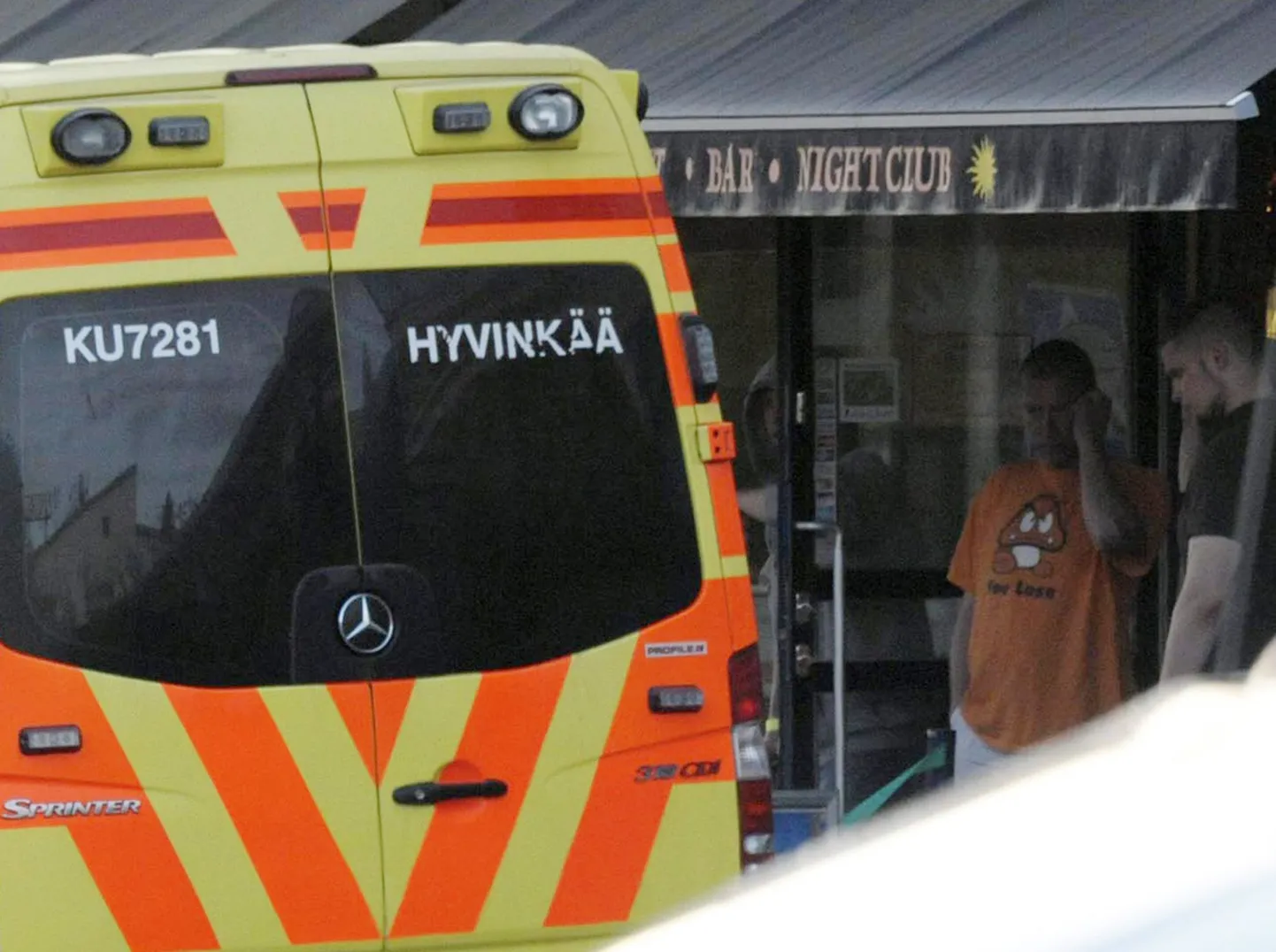 Kiirabiauto Hyvinkää kesklinnas.