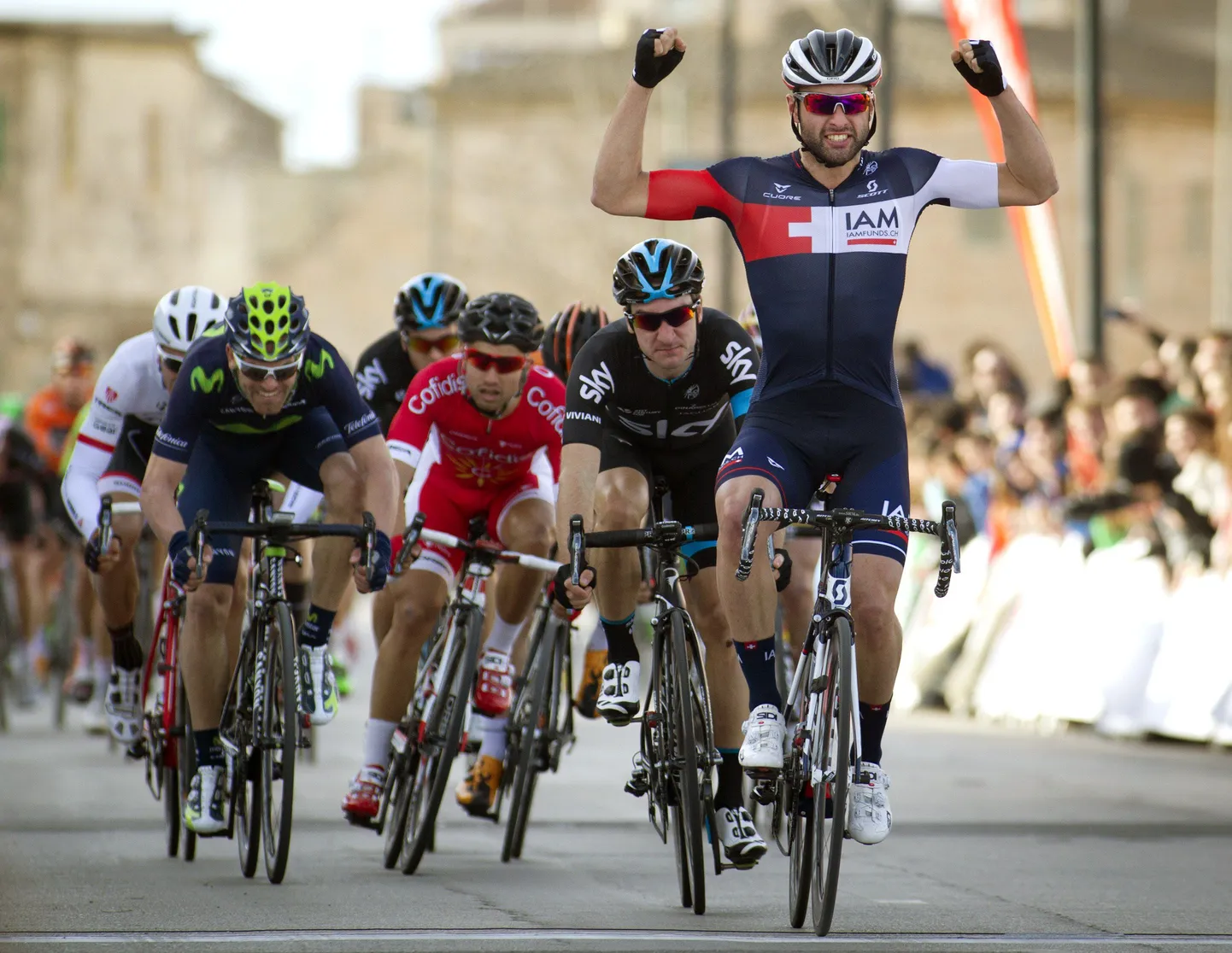 IAM Cyclingi rattur Matteo Pelucci võidukalt finišeerimas.