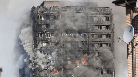 Число жертв пожара в высотном здании Лондона увеличилось до 12 человек
