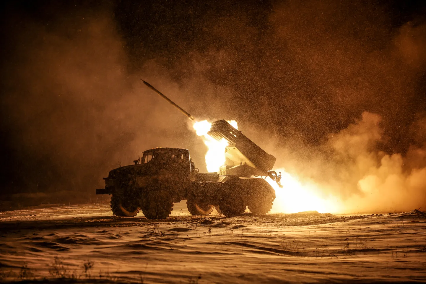 Украинские военные обстреливают российские позиции в Донецкой области.