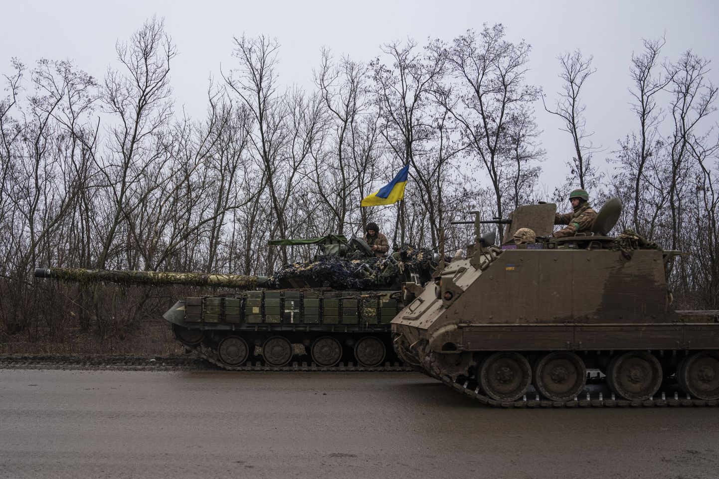 Ukraina relvajõudude tank ja M113 soomuk Bahmuti lähistel teel 8. märtsil 2023.