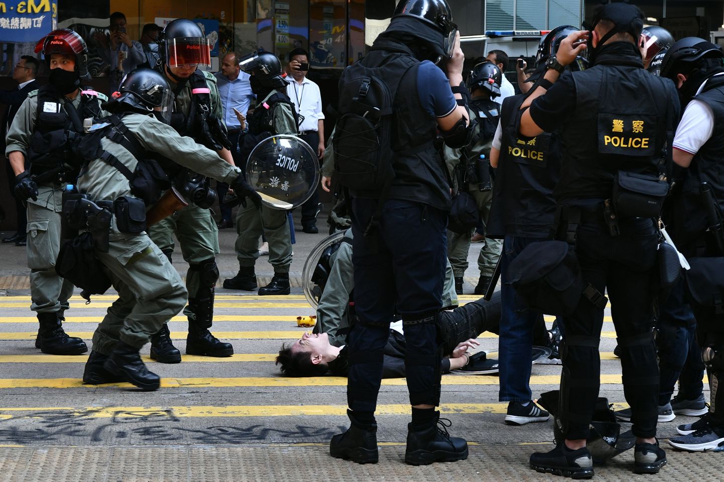 Hongkongi korrakaitsjad meeleavaldajat kinni pidamas.