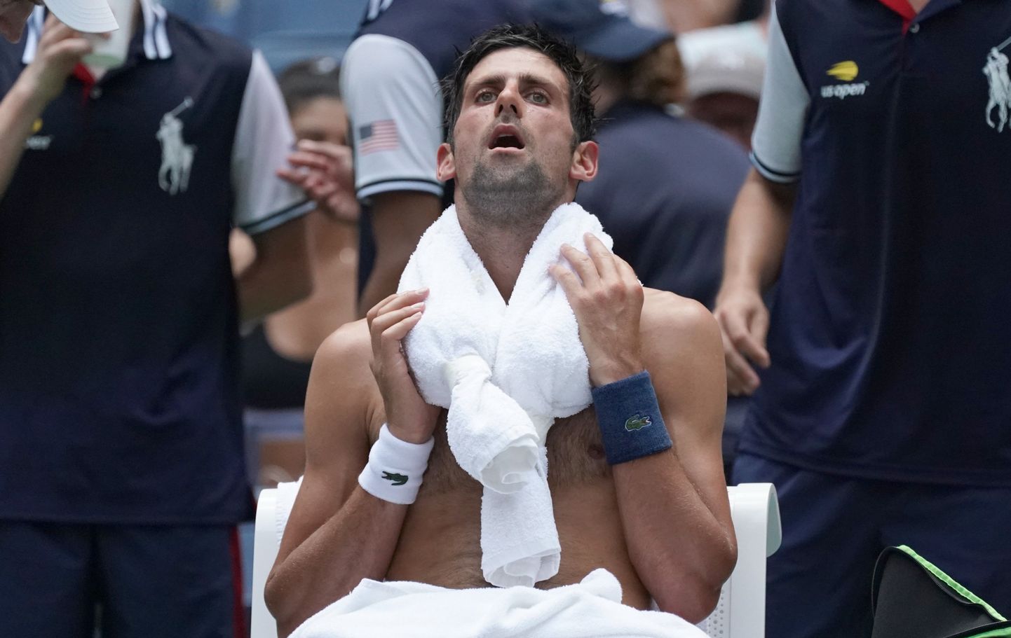 Novak Djokovic otsis US Openil jääkottidest abi ja jahutust.