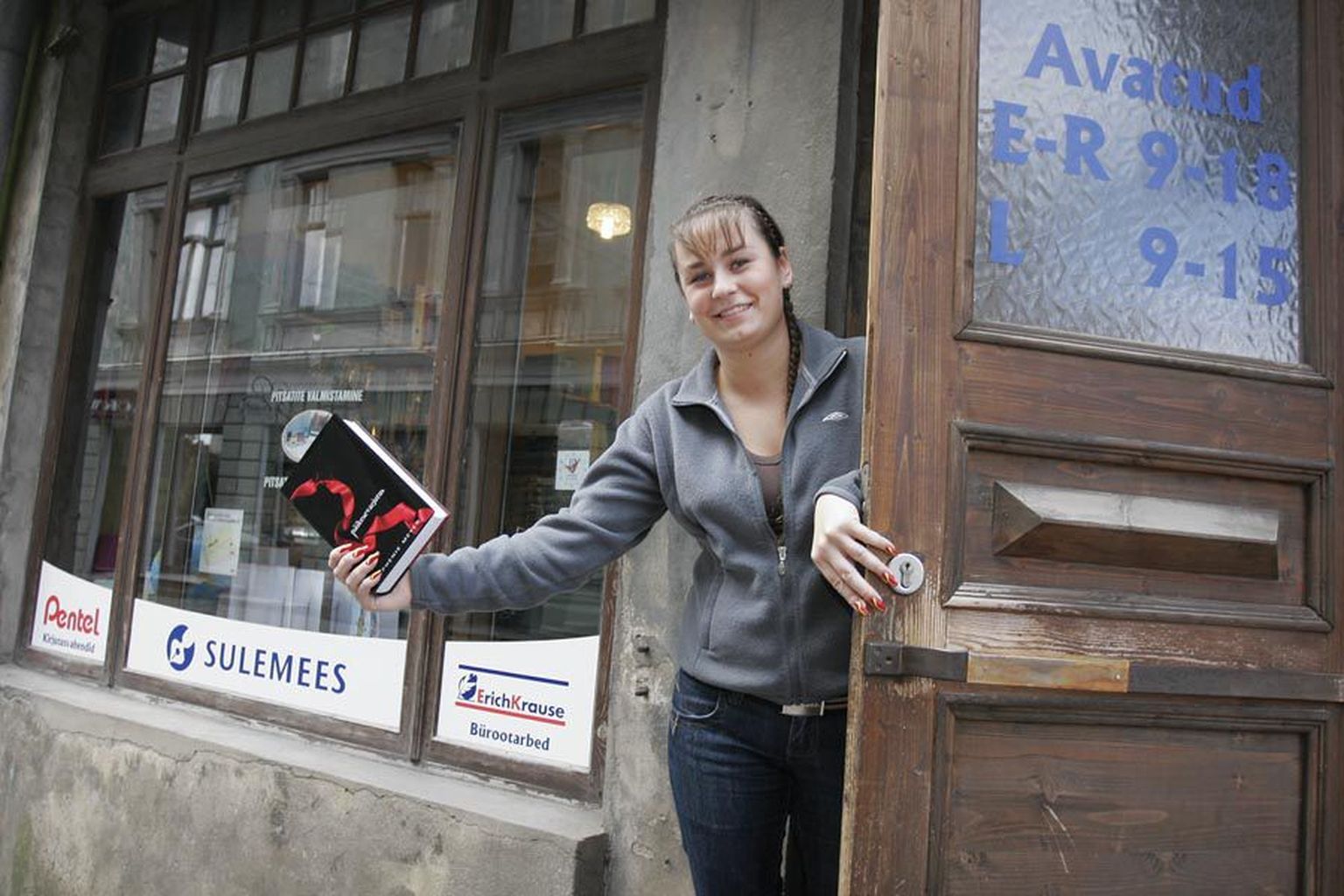 Viljandi Lossi tänava raamatupoe müüja Karin Kaasik-Pürg võib rõõmustada, sest kuigi omanik vahetub, ei kaota ta töökohta.