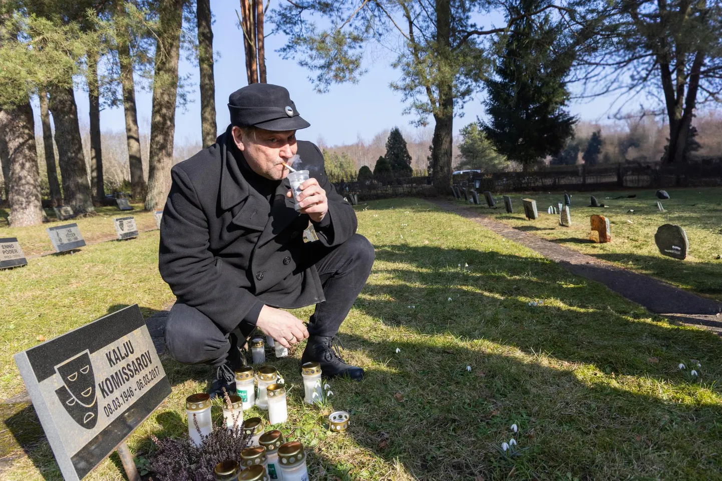 Näitleja ja lavastaja Üllar Saaremäe sõnul jättis tema õpetaja Kalju Komissarov sedavõrd ülbe mehe mulje, et võis surnuaial kalmuküünlast oma sigareti läita ning õpetaja mälestuseks Saaremäe just seda ka Metsakalmistul tegi.