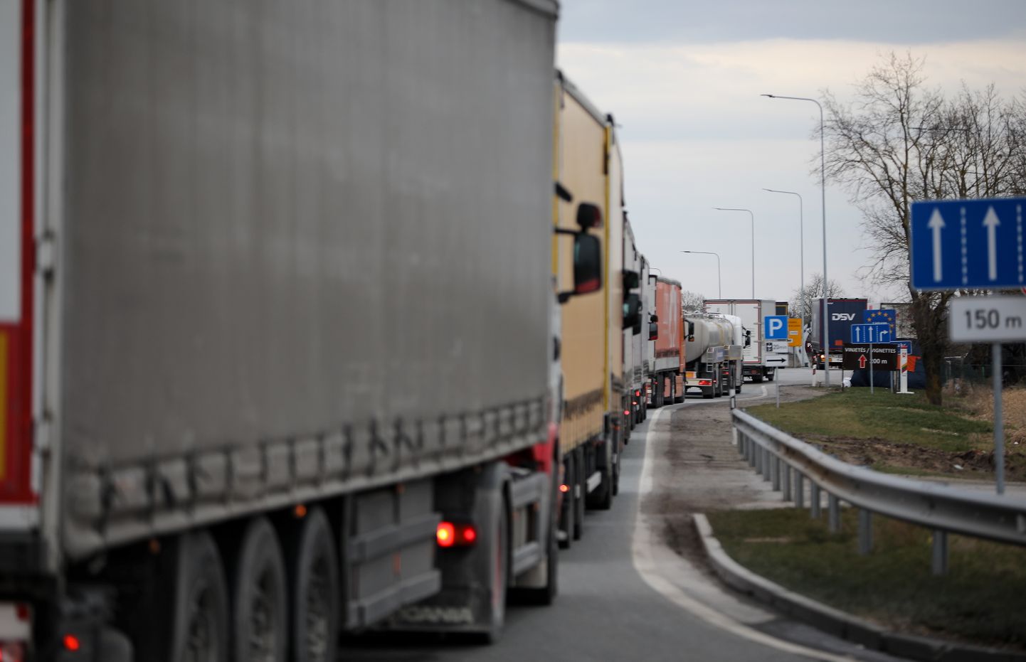 Automašīnu rinda uz Latvijas-Lietuvas robežas Grenctālē pēc Lietuvas lēmuma atjaunot robežkontroli uz Eiropas Savienības iekšējām robežām ar mērķi ierobežot "Covid-19" izplatību.