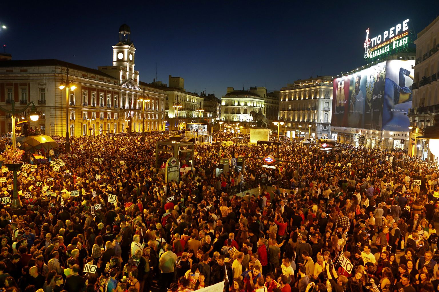 Hispaania peaministri Mariano Rajoy vastu tulid Madridi kesklinna üleeile protestima kümned tuhanded inimesed.