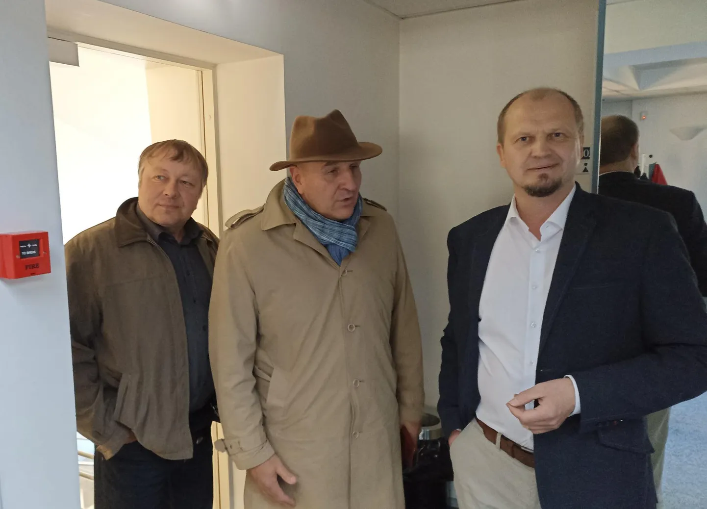 Rakvere linnavoliniku Allan Jaakuse (vasakul) ja abilinnapea Andres Jaadla (keskel) ilmumine Lääne-Viru maakonnakeskuses korraldatud avalikule kõnekoosolekule riigikogulase Anti Poolametsaga (paremal) päädis sõnasõja ja mõlema külalise minema saatmisega.