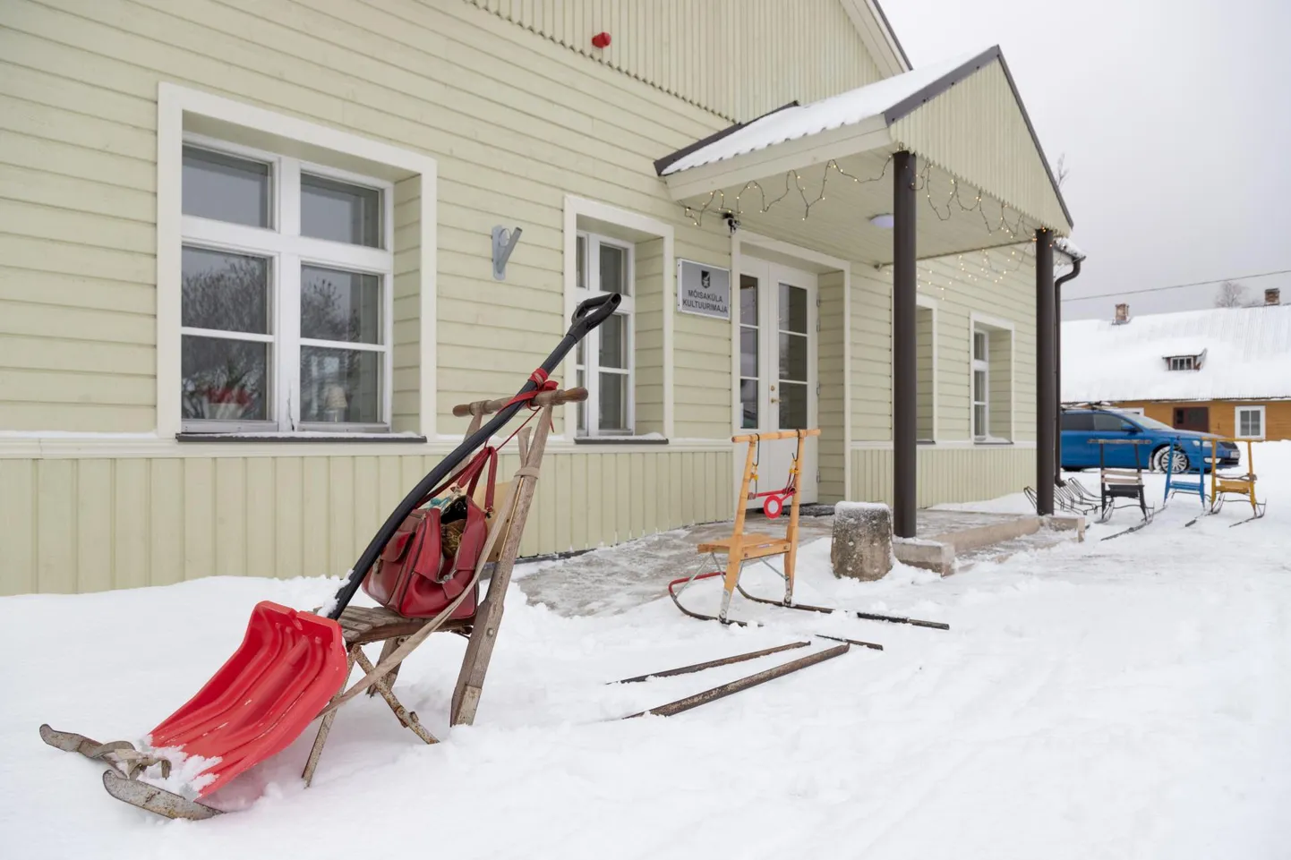 Mõisaküla kultuurimajas kokku saanud naised oskavad omast kogemusest rääkida: mida pikemad rauad, seda parem tõukekelk, sest siis jagub tasakaalu rohkem.