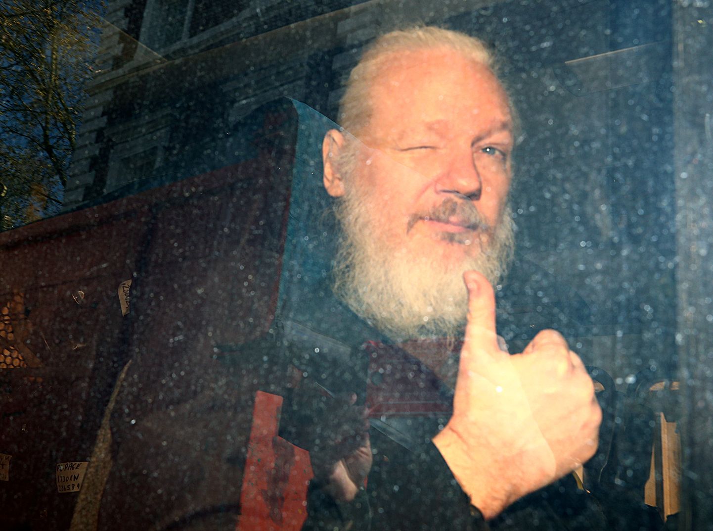 Julian Assange vahetult vahistamise järel.