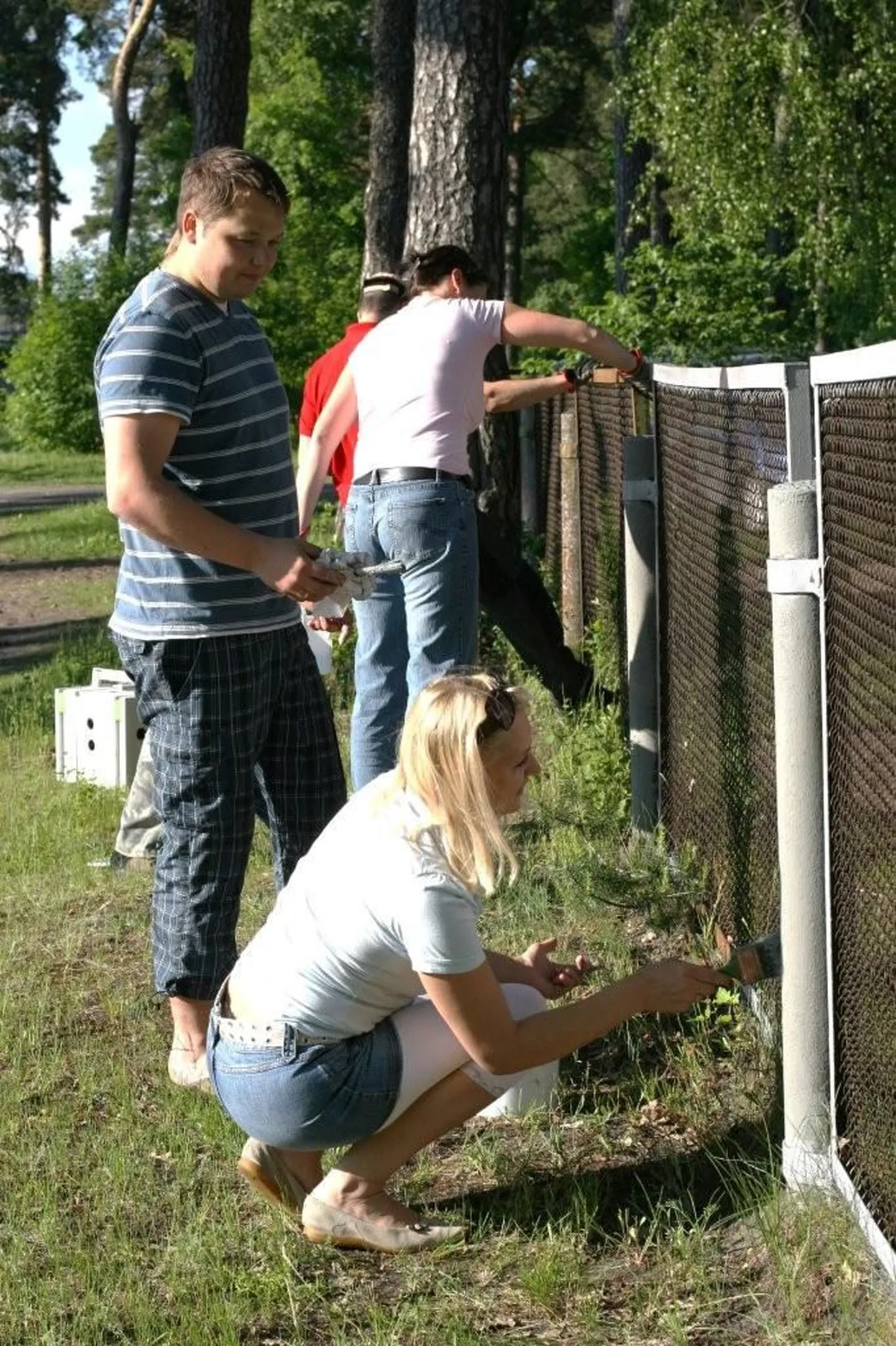 Lapsevanemad võõpasid Männipargi lasteaia aia uue värvikihiga üle.