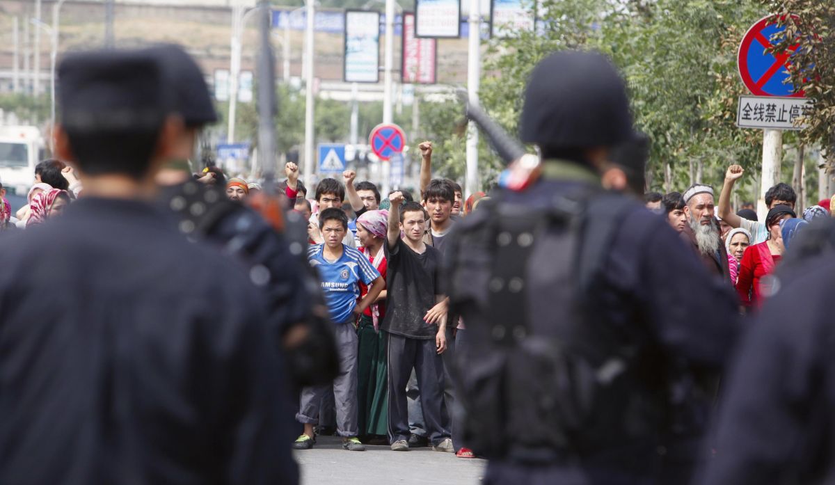 Уйгурские протестующие во время демонстрации в Урумчи