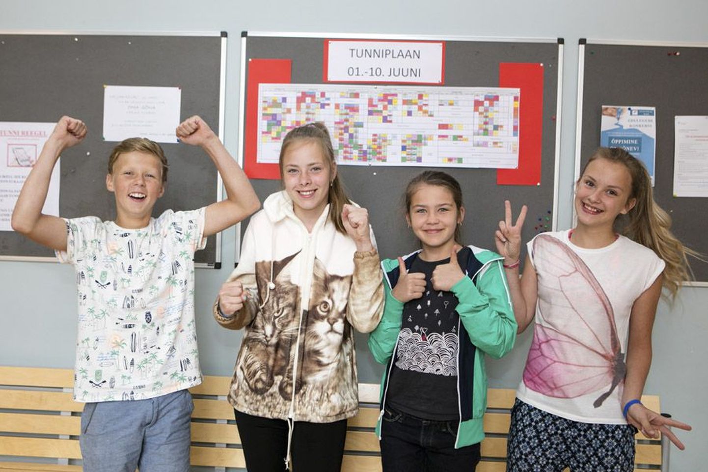 Kesklinna kooli viienda klassi õpilased kiidavad lisavaheaega. Pildil (vasakult) Tauri Toom, Eneli Sepp, Elis-Gertrud Laansoo ja Liisbeth Pomber.