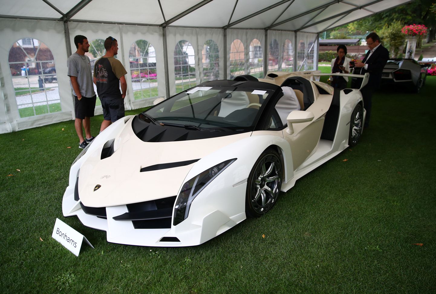 Šveitsi oksjonil 8,4 miljoni dollari eest maha müüdud Lamborghini Veneno Roadster (2014), mis kuulus Ekvatoriaal-Guinea asepresidendile Teodorin Nguema Obiang Manguele.