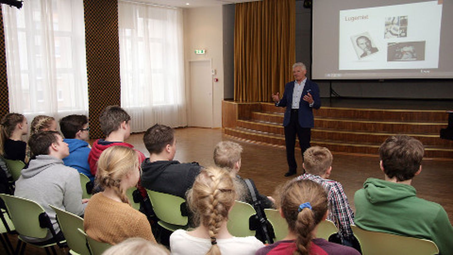 Ettevõtja, Eesti kaubandus-tööstuskoja juhatuse liige Enn Veskimägi inspireeris eile parema tuleviku nimel pingutama Jõhvi põhikooli õpilasi.