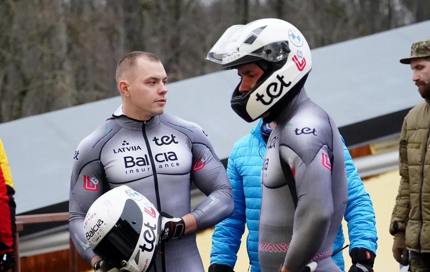 Bobsleja divnieku ekipāža Jēkabs Kalenda un Dāvis Kaufmanis pēc finiša "BMW IBSF" Pasaules kausa posmā bobslejā vīriešiem Siguldas bobsleja un kamaniņu trasē.