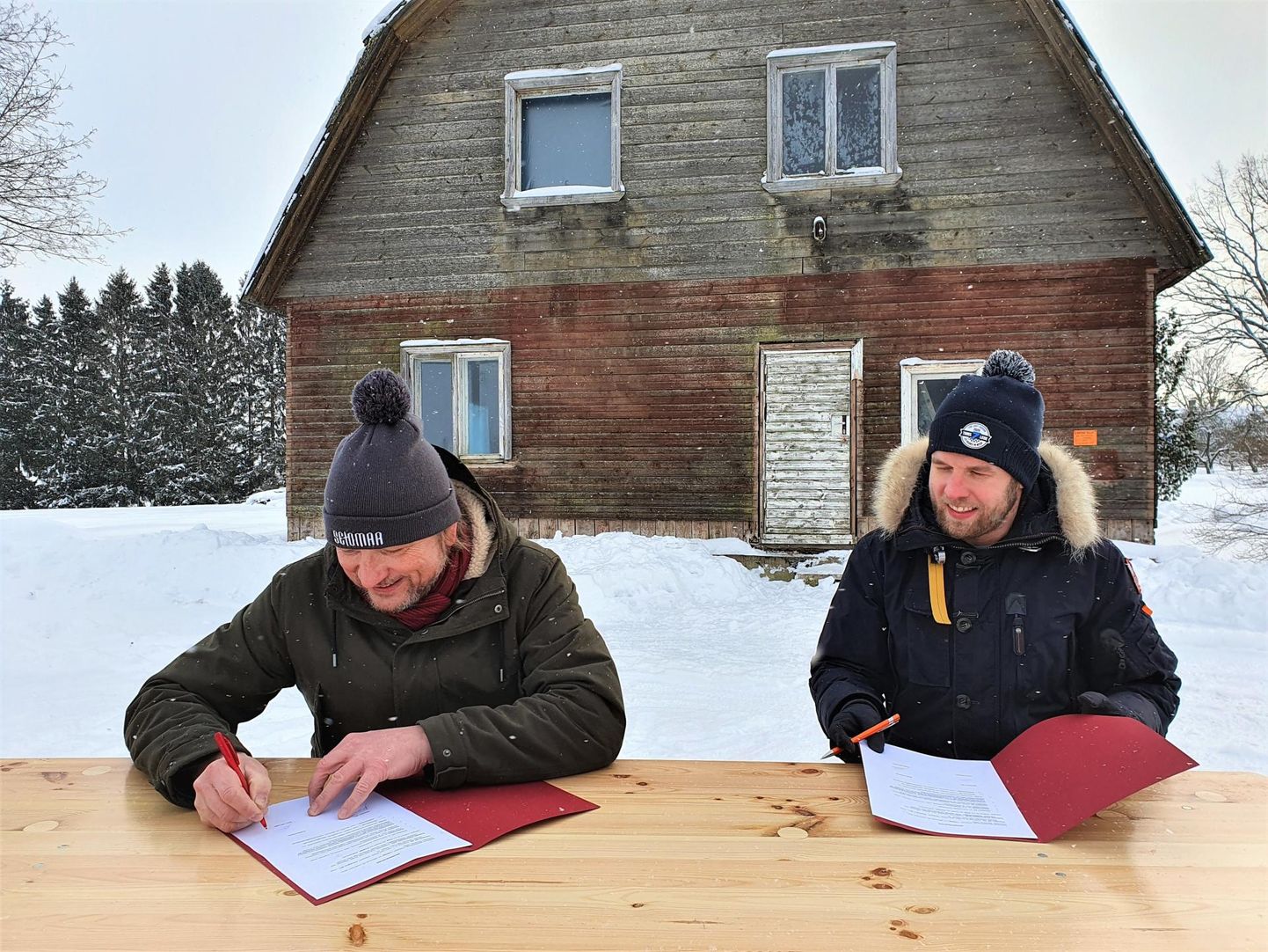 Lepingu allkirjastasid Förmann NT juhataja Taavi Nassar (paremal) ja Uusvada Kultuuriküla juhataja Rein Järvelill. 