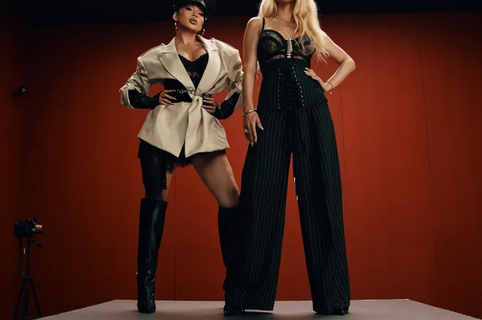 Ретро корсет шұлықтары мен белбеу порно