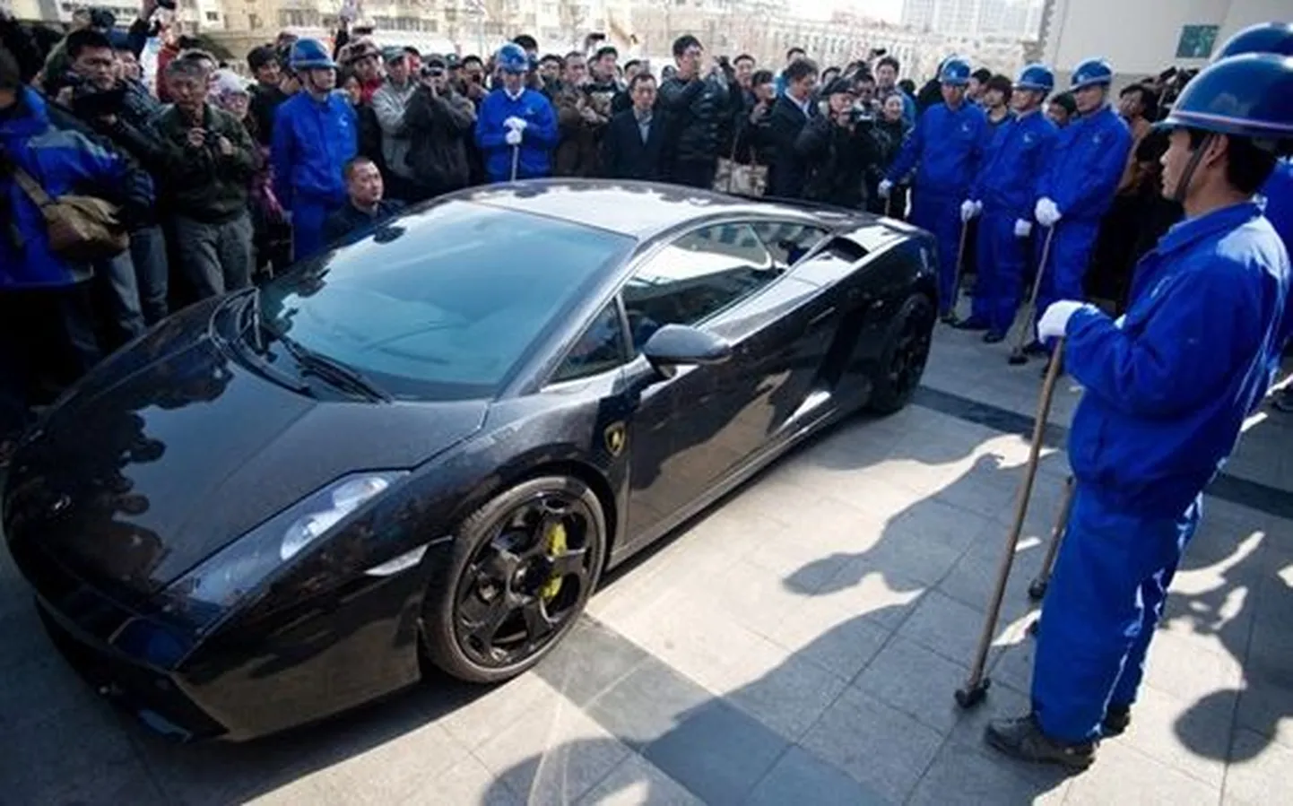 Hiinlane lasi oma luksusliku Lamborghini tükkideks peksta