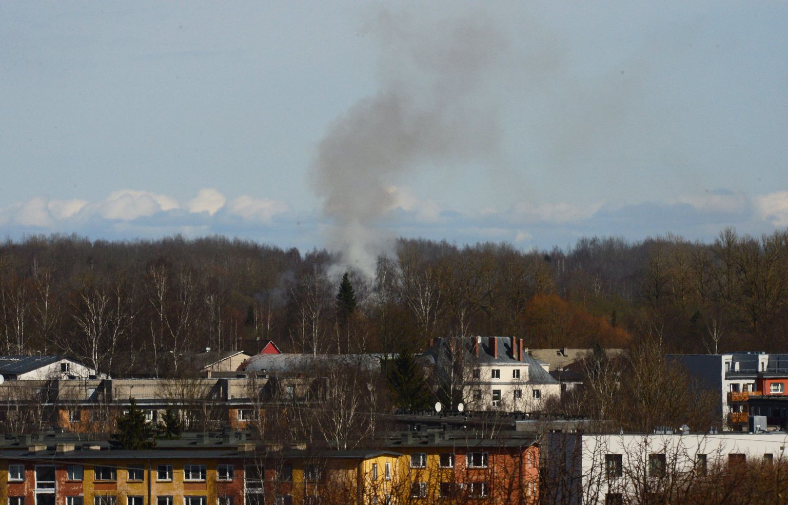 Põhja puiestee piirkonnast Tartu kohale kerkiv suitsusammas.